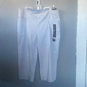NWT S.C & CO size 18 Pinstripe 360 degrees Tummy control Capri Pants golf prep